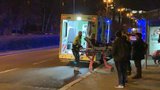 Dvě nehody v rozpětí minut: Na Smíchově ženu srazil autobus, v Krči nedal vůz přednost chodkyni