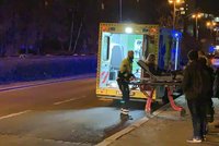 Dvě nehody v rozpětí minut: Na Smíchově ženu srazil autobus, v Krči nedal vůz přednost chodkyni
