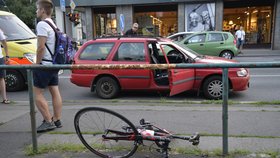 Kvůli zdravotním problémům srazil senior (†67) za volantem cyklistu: Řidiče se nepodařilo zachránit (ilustrační foto)