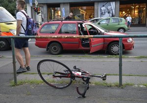 Kvůli zdravotním problémům srazil senior (†67) za volantem cyklistu: Řidiče se nepodařilo zachránit (ilustrační foto)