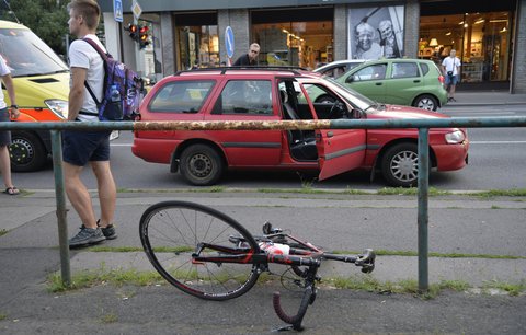 Dodávka u Prostějova smetla dva cyklisty: Jeden zemřel, druhý je ve vážném stavu