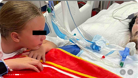 Daniel Waterman v nemocnici s holčičkou