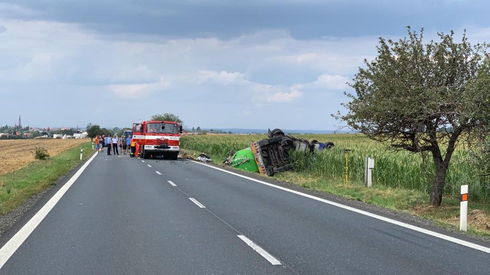 Při tragické nehodě na Kutnohorsku zemřeli tři lidé a několik dalších se zranilo.