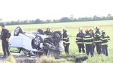 Strašidelná nehoda na východě Prahy: Nezvládnuté řízení a auto na střeše