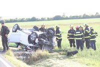 Strašidelná nehoda na východě Prahy: Nezvládnuté řízení a auto na střeše