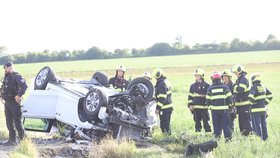 Strašidelná nehoda na východě Prahy: Nezvládnuté řízení a auto na střeše