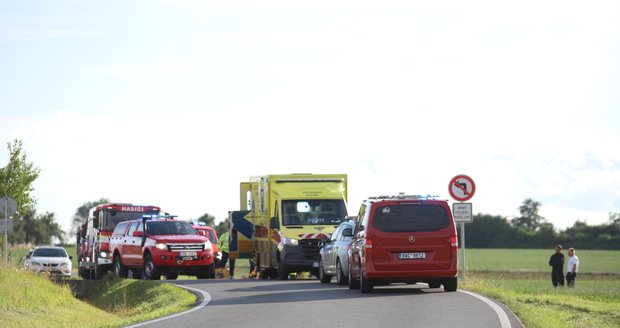 Dopravní nehoda na východním okraji Prahy. V ulici Pod Jankovem převrátil řidič vůz na střechu. (1. srpen 2023)