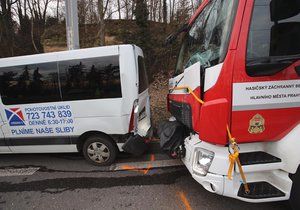 Cestou k požáru v Praze 6 bouraly tři hasičské vozy s dodávkou. Jeden příslušník Hasičského záchranného sboru nehodou utrpěl zranění hlavy.