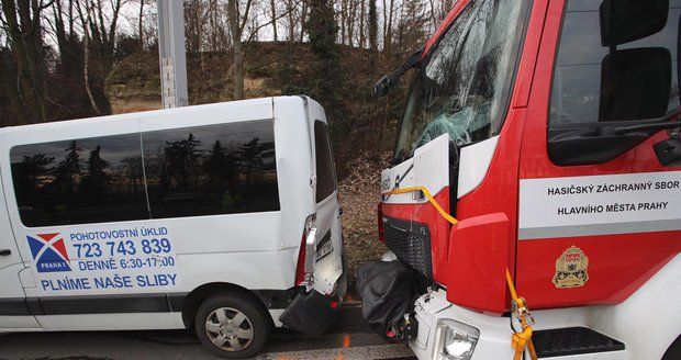 Cestou k požáru bouraly tři hasičské vozy s dodávkou. Jeden hasič utrpěl poranění hlavy