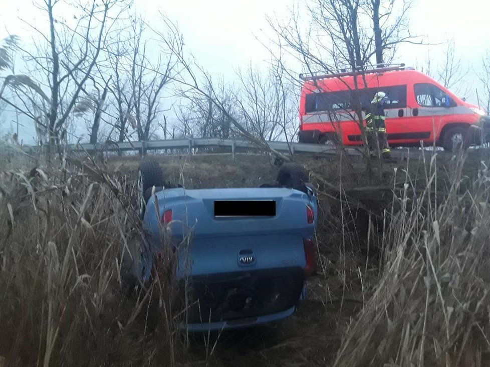 Dopravní nehoda osobního auta u Křesína