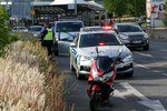 Pražští policisté na Jižním Městě naháněli nezdárného řidiče skútru. Ten nejprv enaboural autobus, nakonec pak havaroval. (3. červenec 2023)