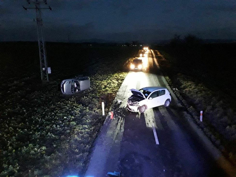 Dopravní nehoda dvou osobních aut u Roudnice nad Labem