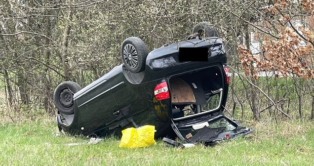 Strašidelná nehoda za Prahou: Řidička ve Vyžlovce převrátila vůz na střechu, z místa utekla