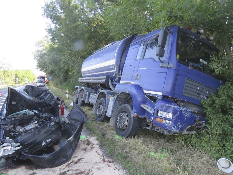Řidička osobního vozu ve čtvrtek ráno nedala u Hevlína přednost cisterně. Vážným zraněním na místě podlehla.
