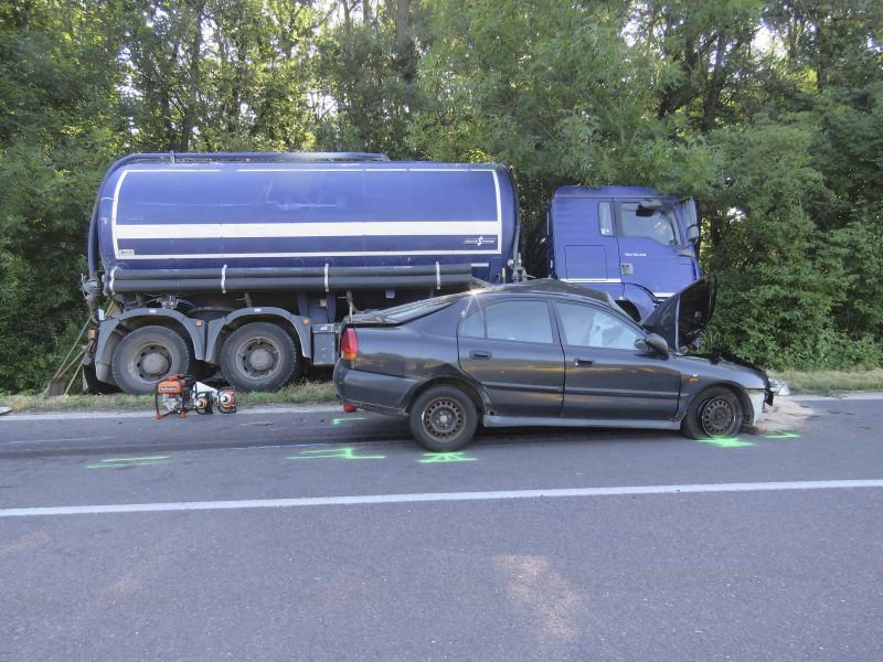 Řidička osobního vozu ve čtvrtek ráno nedala u Hevlína přednost cisterně. Vážným zraněním na místě podlehla.