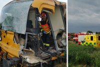 Hrůzná nehoda na Kroměřížsku: 10 zraněných po srážce vlaku s náklaďákem!