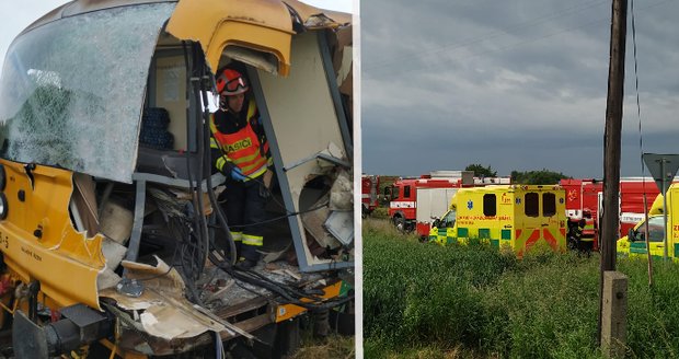 Hrůzná nehoda na Kroměřížsku: 10 zraněných po srážce vlaku s náklaďákem!