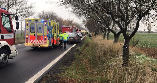Při dopravní nehodě v Horních Počernicích zemřely dvě osoby.