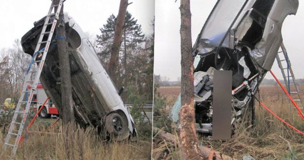 Nehoda vymrštila auto na strom: Těhotná řidička (†29) zemřela v nemocnici