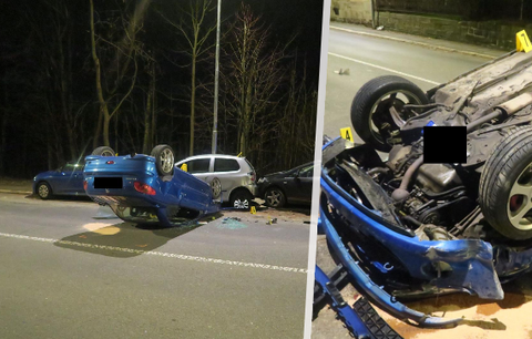 Mladík v Jablonci usnul za volantem: Naboural a s autem skončil na střeše