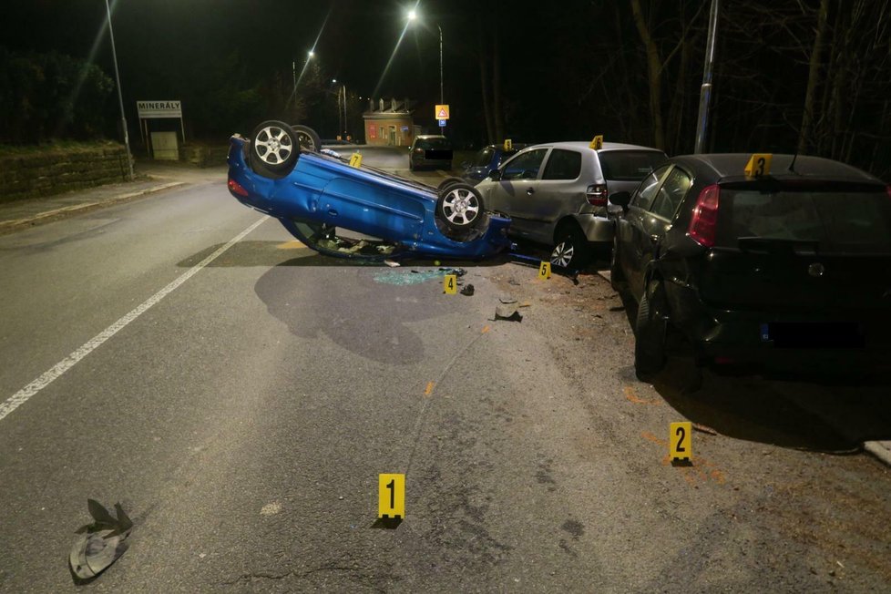 Mladého řidiče v noci přemohl za volantem mikrospánek a s vozidlem skončil na střeše.