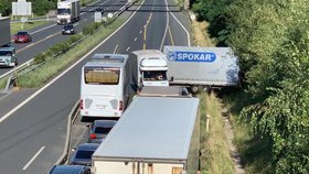 23. července: Dopravní nehoda ucpala dálnici D11 na 8. kilometru směrem do Hradce Králové.