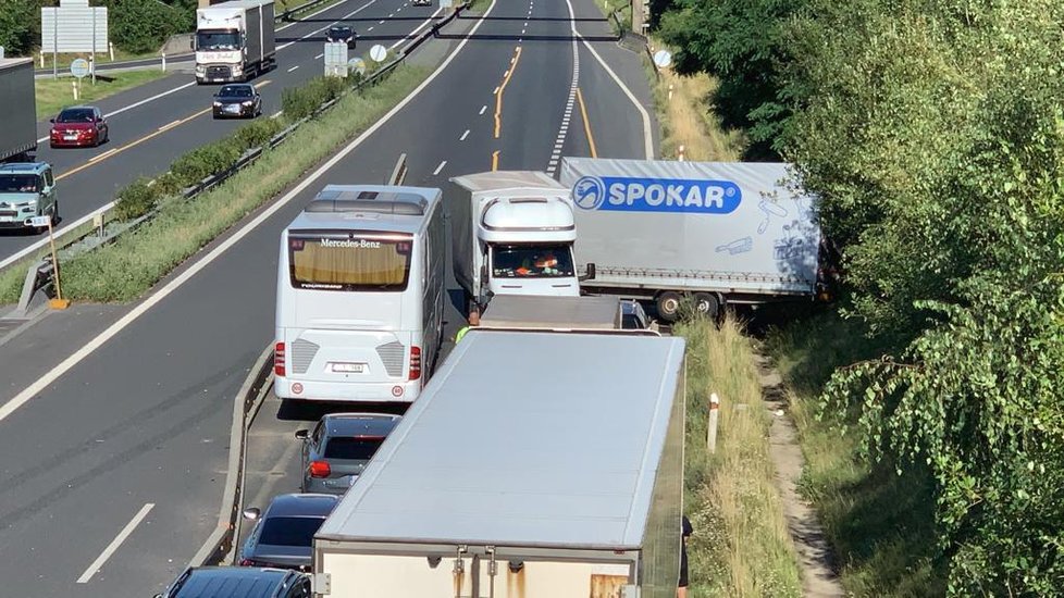 23. července: Dopravní nehoda ucpala dálnici D11 na 8. kilometru směrem do Hradce Králové.