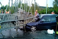 Nehoda zkomplikovala dopravu na Jižní spojce v Praze: Řidič narazil do konstrukce výškoměru