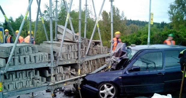 Nehoda zkomplikovala dopravu na Jižní spojce v Praze 4