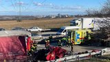 Srážka kamionů na Pražském okruhu: Řidiče z kabiny vyprostili hasiči, skončil v nemocnici