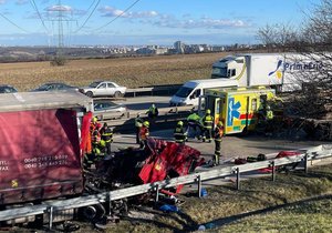 Na Pražském okruhu se srazily dva kamiony. Jednoho z řidičů vyprošťovali hasiči