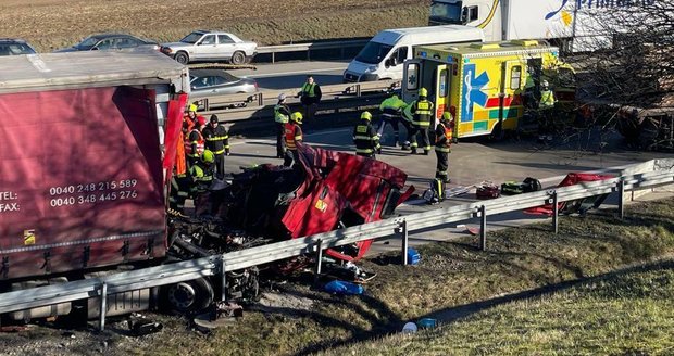Na Pražském okruhu se srazily dva kamiony. Jednoho z řidičů vyprošťovali hasiči