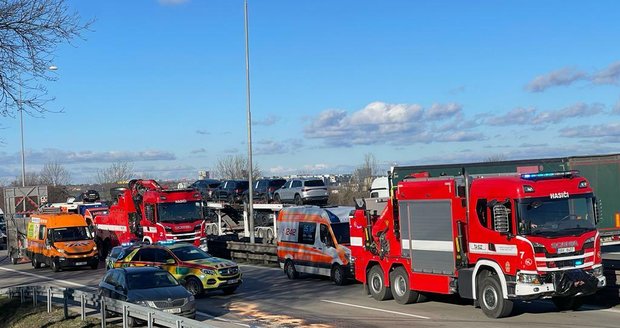 Na Pražském okruhu se srazily dva kamiony. Jednoho z řidičů vyprošťovali hasiči