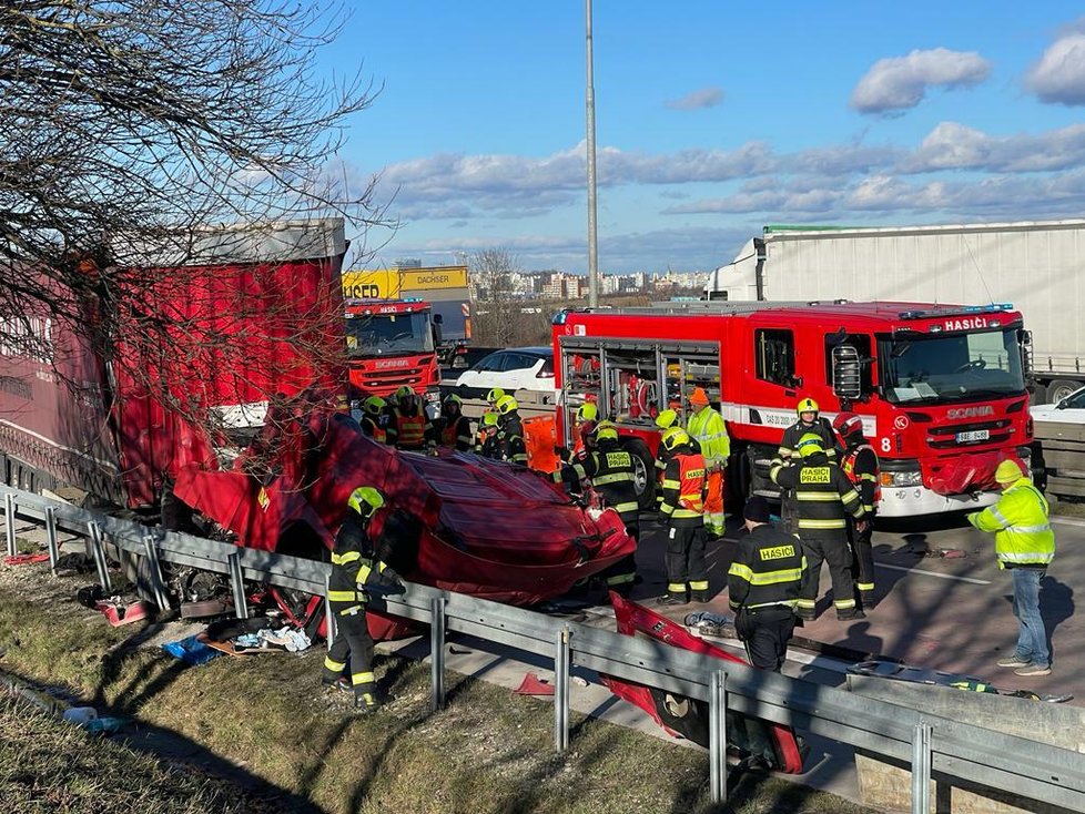 Na Pražském okruhu se srazily dva kamiony. Jednoho z řidičů vyprošťovali hasiči