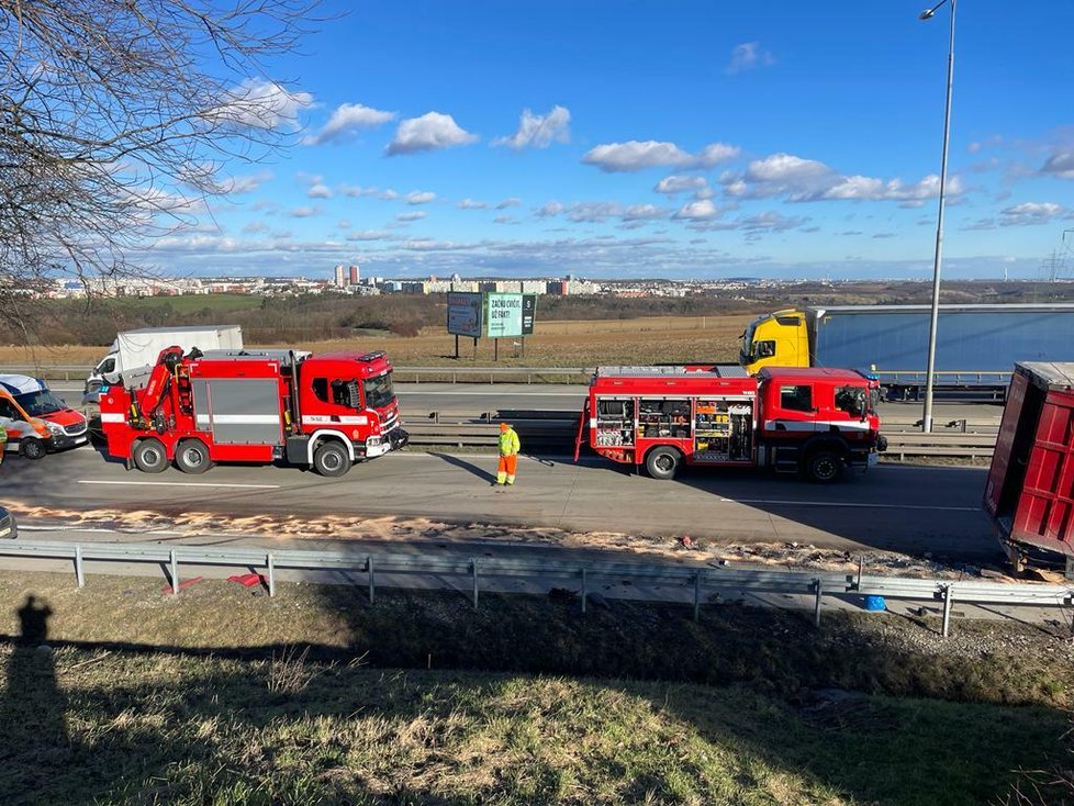Na Pražském okruhu se srazily dva kamiony. Jednoho z řidičů vyprošťovali hasiči