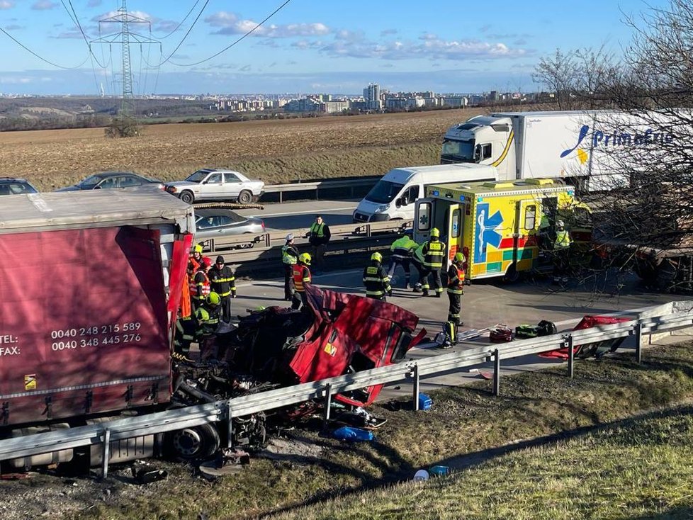 Na Pražském okruhu se srazily dva kamiony. Jednoho z řidičů vyprošťovali hasiči