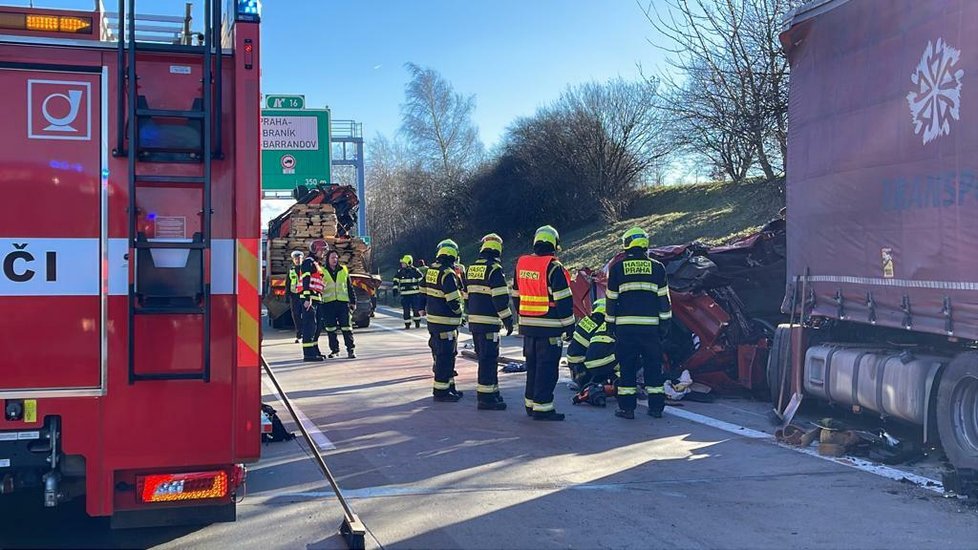 Na Pražském okruhu se srazily dva kamiony. Jednoho z řidičů vyprošťovali hasiči