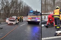 Tragická nehoda na Karvinsku: Při srážce dvou aut zemřel muž (†69), čtyři se zranili