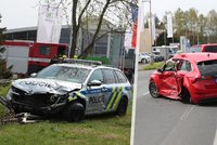 Auto v Kladně nedalo přednost policejnímu vozu: Bouračka se čtyřmi zraněnými!