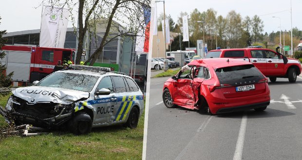 Auto v Kladně nedalo přednost policejnímu vozu: Bouračka se čtyřmi zraněnými!