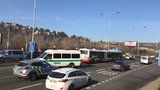 Na Jižní spojce se srazil autobus s osobním vozem. V Krči se tvoří kolony