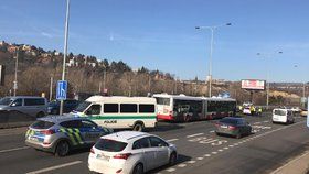 Na Jižní spojce došlo k nehodě autobusu a osobního automobilu. U místa nehody se začaly tvořit kolony.