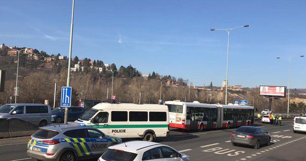 Na Jižní spojce se srazil autobus s osobním vozem. V Krči se tvoří kolony