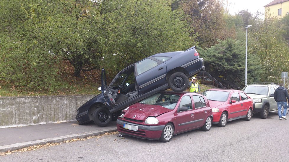 Kvůli vysokému zadku modrého renaultu a nízkému předku červeného auta skončil vůz na střeše toho druhého.