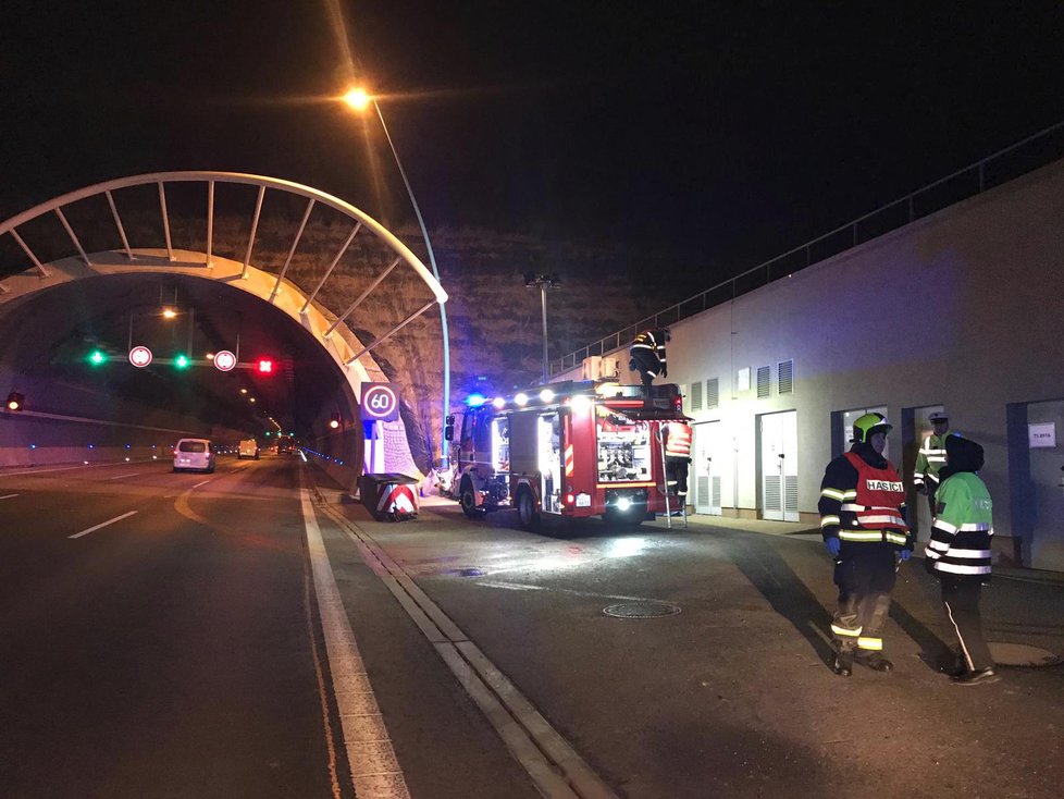 K tragické dopravní nehodě došlo u Lochkovského tunelu, kdy řidič automobilu narazil čelně do zdi tunelu. Muž zranění bohužel nepřežil.