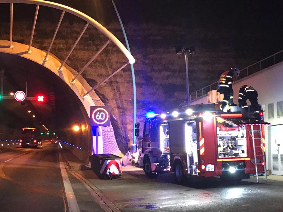 K tragické dopravní nehodě došlo u Lochkovského tunelu, kdy řidič automobilu narazil čelně do zdi tunelu. Muž zranění bohužel nepřežil.