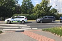 Na Jižním Městě se srazil vůz městské policie s osobákem. Ženu (38) odvezla sanitka