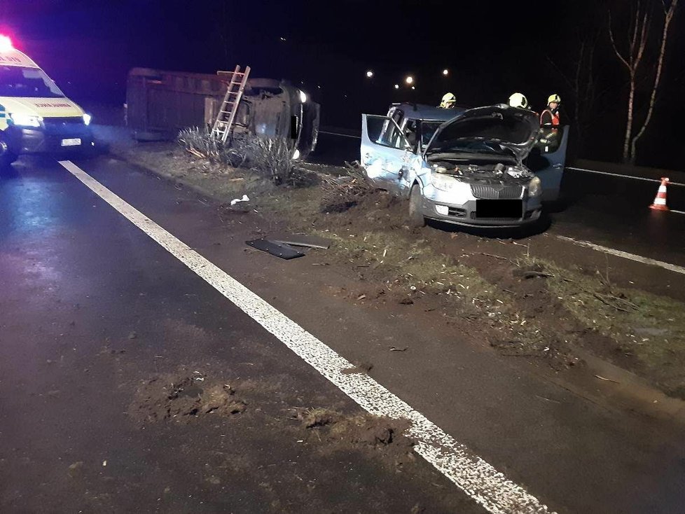 Při nehodě dodávky a osobního auta v Mostě se zranili tři lidé