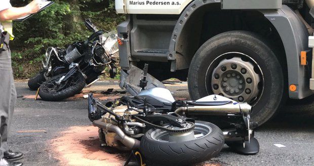 Motorky skončily na šrot: U Ondřejova u Prahy se srazily s náklaďákem