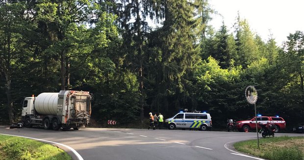 U obce Ondřejov v Praze-východ se srazili motorkáři s řidičem nákladního automobilu.